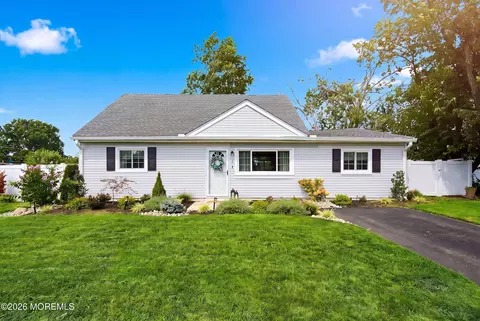 3 Redwood Ter, Hazlet, NJ 07730