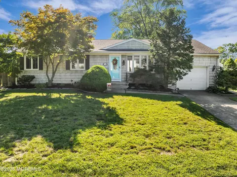 22 Roberts Dr, Tinton Falls, NJ 07753