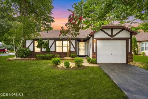 3 Hampton Dr, Marlboro, NJ 07746