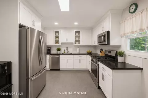 Kitchen - 54 Middlesex Rd, Matawan, NJ 07747 photo 2 of 4