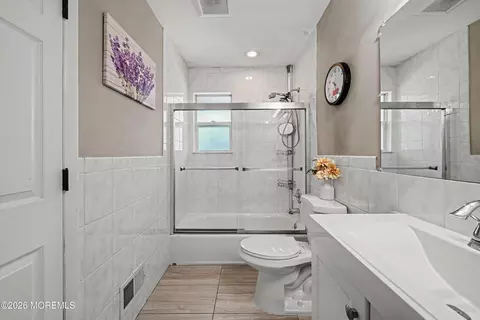Bath - 54 Middlesex Rd, Matawan, NJ 07747 photo 2 of 2