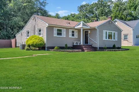 13 Sanford St, Manalapan, NJ 07726