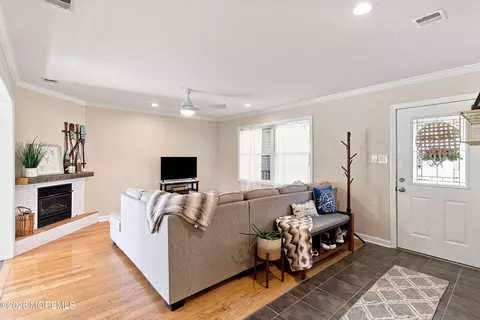 Entry Way - 402 5th St, Waretown, NJ 08758 photo 2 of 2