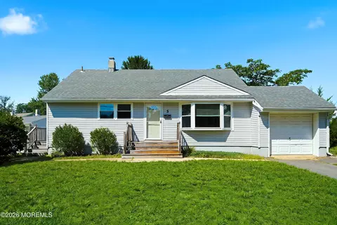 5 Peach Dr, Hazlet, NJ 07730