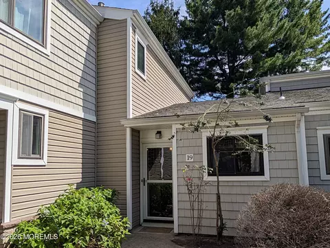 19 Elizabeth Ct, Tinton Falls, NJ 07724