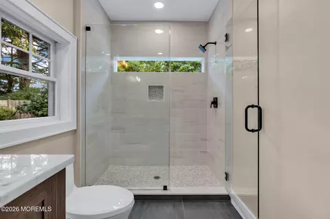 Bath - 921 Riverview Dr, Brielle, NJ 08730 photo 2 of 8