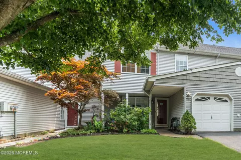 516 Woodbine Ln, Lakewood, NJ 08701