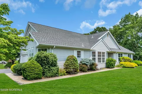 39 Strawberry Ln, Lakewood, NJ 08701