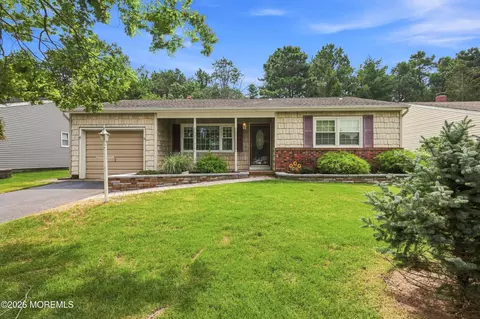 42 Castleton Dr, Toms River, NJ 08757