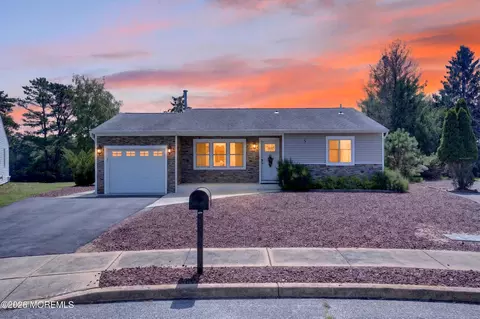 5 Shaw Ct, Toms River, NJ 08757