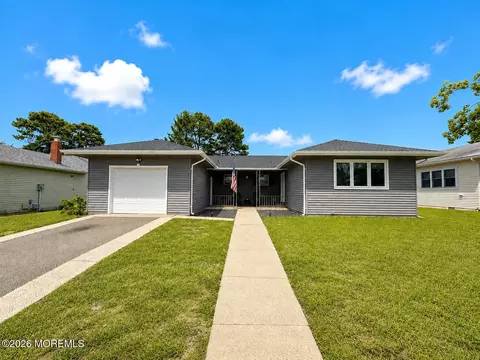 8 Buena Visa Dr, Toms River, NJ 08757