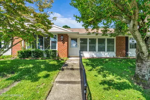 995 Argyll Cir #B, Lakewood, NJ 08701