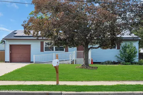 9 Green Ridge Dr, Toms River, NJ 08757