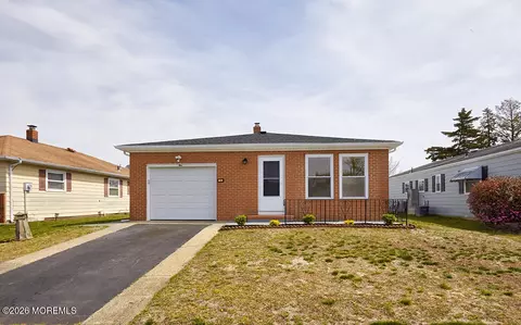 9 Mirador Ct, Toms River, NJ 08757