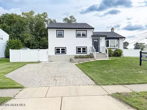 8 Forsgate Dr, Freehold, NJ 07728