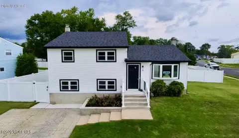 8 Forsgate Dr, Freehold, NJ 07728