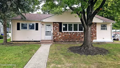 2421 Moore Ave, Point Pleasant, NJ 08742