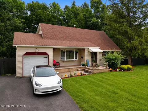 33 Heather Dr, Manalapan, NJ 07726