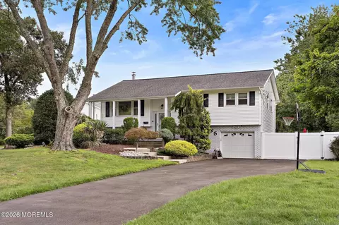 35 Chesapeake Rd, Manalapan, NJ 07726