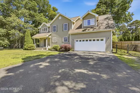 4 Greenbriar Dr, Tuckerton, NJ 08087