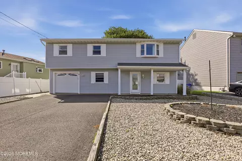 4 Harbor View Ln, Toms River, NJ 08753
