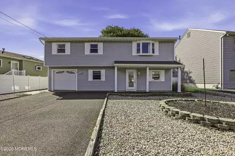 4 Harbor View Ln, Toms River, NJ 08753