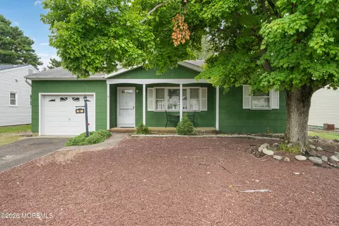 90 Castleton Dr, Toms River, NJ 08757