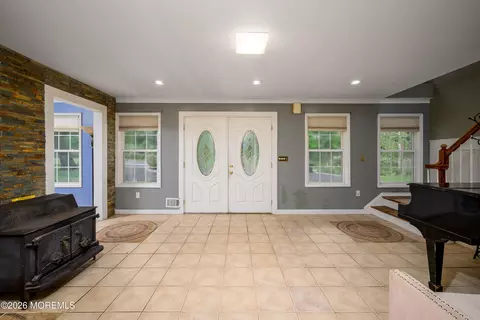 Entry Way - 508 Broadway Ave, Leonardo, NJ 07737 photo 2 of 3