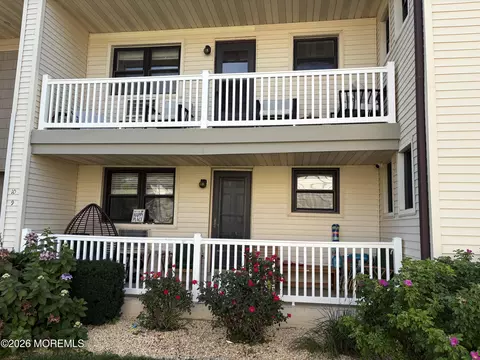 9 Wharfside Dr, Monmouth Beach, NJ 07750