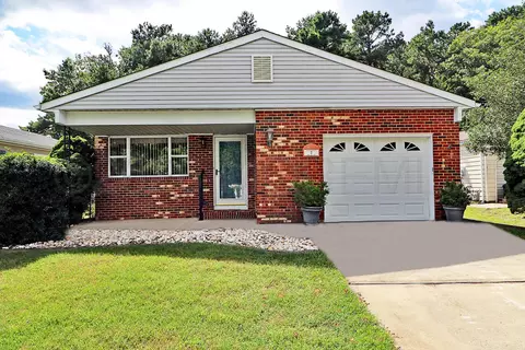 7 Point Blanche Ct, Toms River, NJ 08757