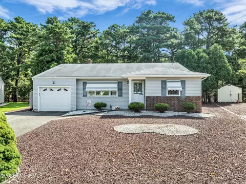 21 Burlington Ct, Toms River, NJ 08757