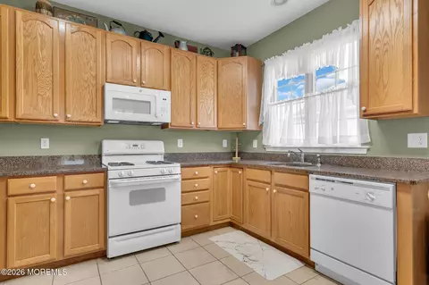 Kitchen - 3 Eagleswood Dr, Waretown, NJ 08758 photo 3 of 4