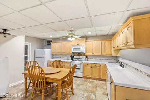 Kitchen - 11 Swallow Tail Ct, Jackson, NJ 08527 photo 6 of 6