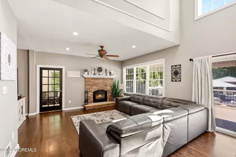 Living - 11 Swallow Tail Ct, Jackson, NJ 08527 photo 2 of 2