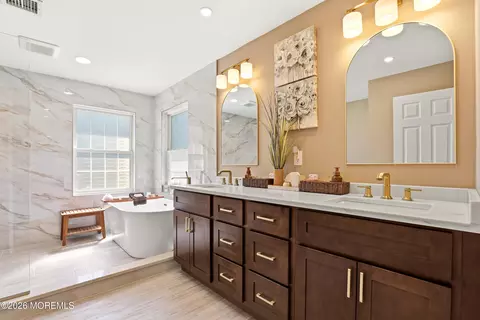 Bath - 11 Swallow Tail Ct, Jackson, NJ 08527 photo 4 of 8