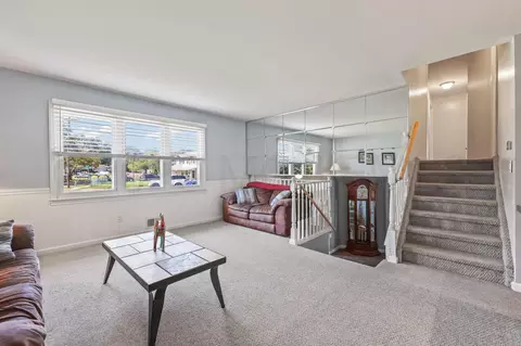 Living - 9 E Connecticut, Jackson, NJ 08527 photo 3 of 4