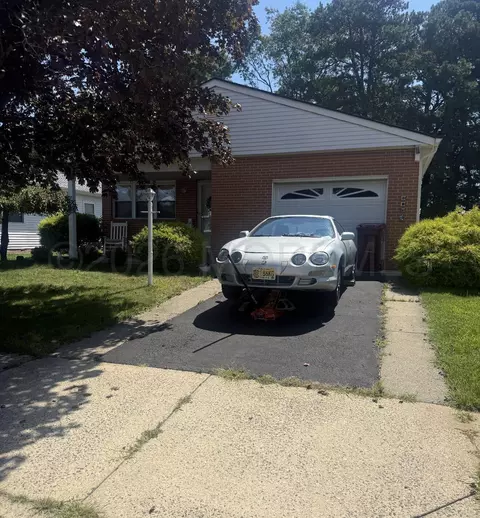 4 Cardiff Ct, Toms River, NJ 08757