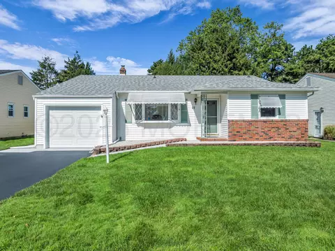 27 Nostrand Dr, Toms River, NJ 08757