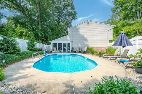 Exterior - 20 Eisenhower Ct, Matawan, NJ 07747 photo 7 of 9