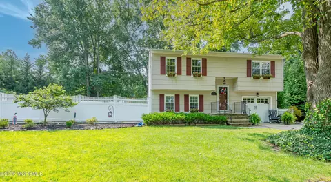 Exterior - 20 Eisenhower Ct, Matawan, NJ 07747 photo 2 of 9
