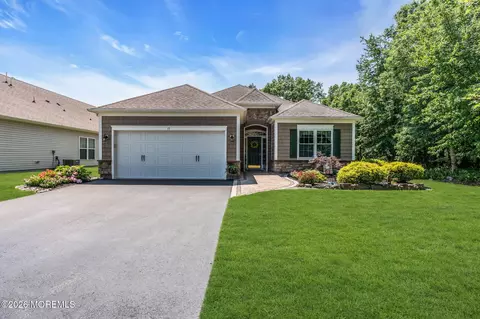 19 W Rossini Ct, Farmingdale, NJ 07727