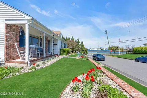 67 N Farragut Ave, Manasquan, NJ 08736
