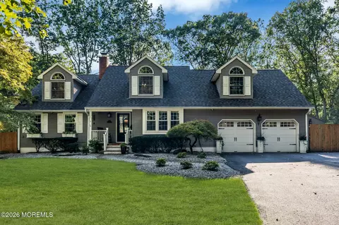 1 Manalapan Woods Dr, Manalapan, NJ 07726