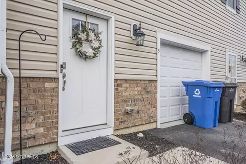 5 Farrah Dr, Manahawkin, NJ 08050