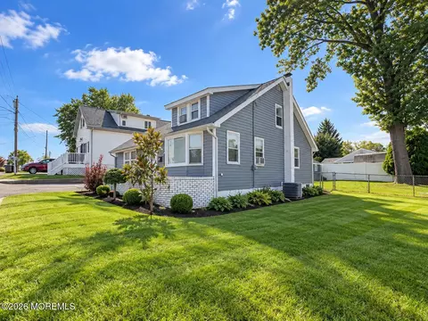969 Woodcrest Dr, Keyport, NJ 07735