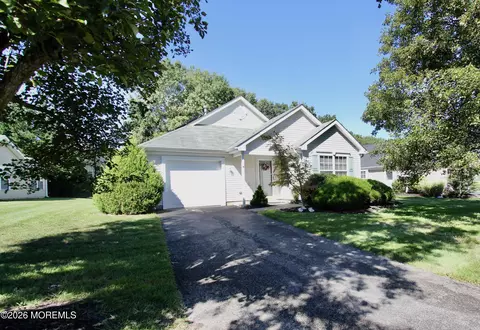 6 Wellington Ln, Lakewood, NJ 08701