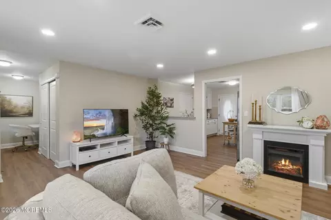 646 B Plymouth Dr, Lakewood, NJ 08701