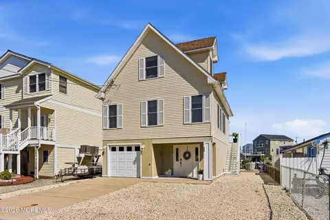 237 Dogwood Dr, Bayville, NJ 08721