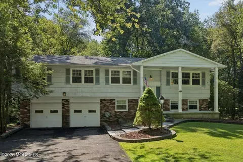 16 Coventry Ct, Manalapan, NJ 07726