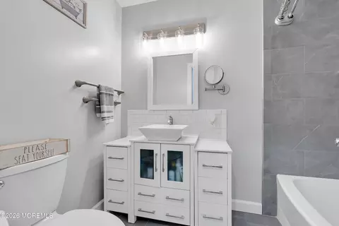 Bath - 48 Lighthouse Dr, Waretown, NJ 08758 photo 2 of 3
